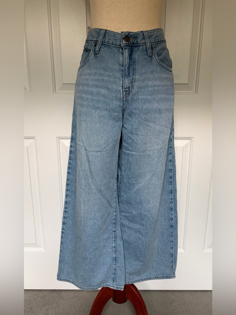 Levi’s Middy Wide Leg Ankle Jeans Light Wash Size 28